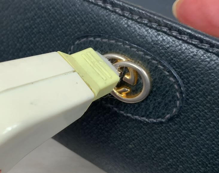 メッキ加工している作業